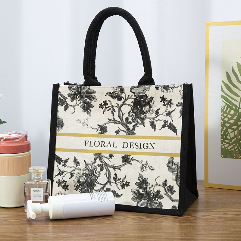 Tại sao túi Tote trở thành phụ kiện bắt buộc phải có của người tiêu dùng hiện đại?